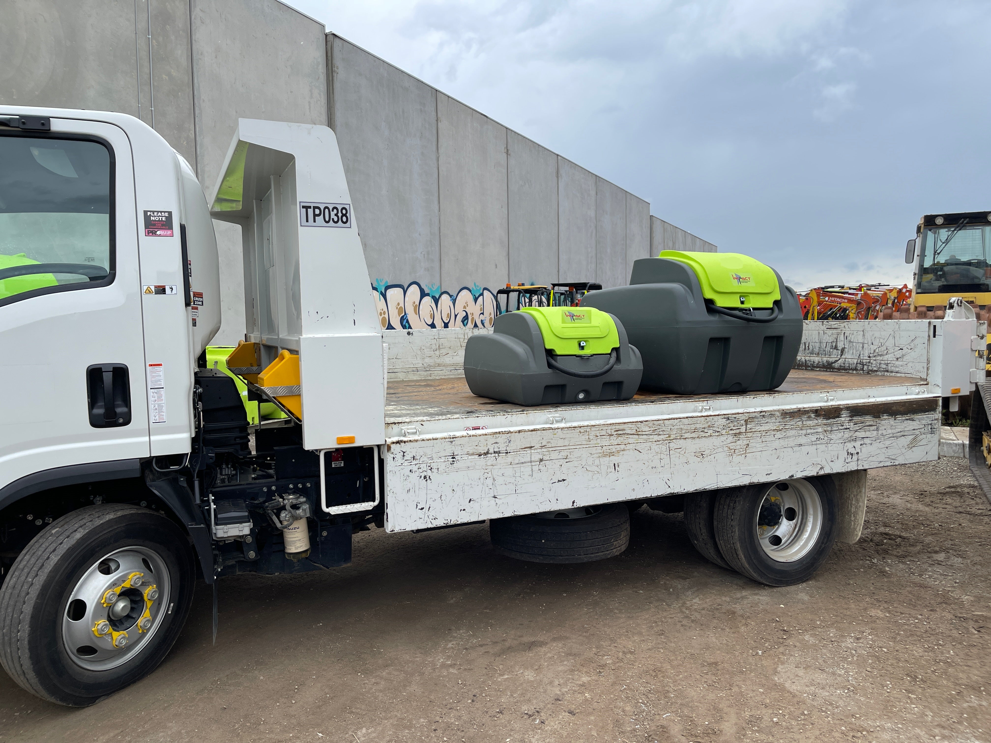 Impact diesel fuel cell securely mounted on an Isuzu tipper truck, ideal for efficient fuel transportation and storage on construction sites. This durable diesel storage solution is compatible with a range of heavy machinery, including excavators and skid steers, ensuring seamless operation in construction and earthmoving projects.